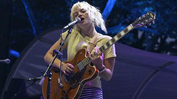 Mary in the junkyard playing live