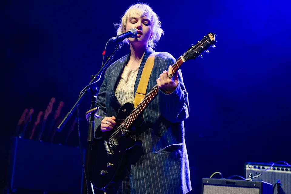 Mary in the junkyard live on tour